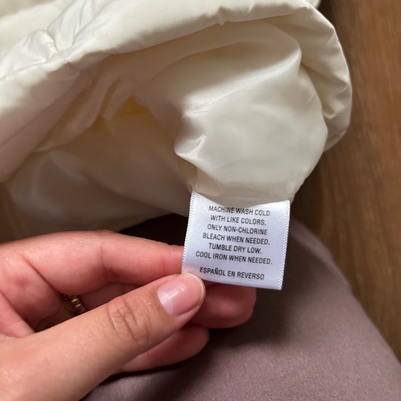 Charter Club Cream Quilted Puffer Vest Full Zipper Size Medium 100% Polyester - Picture 9 of 9